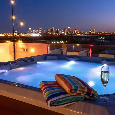 New We Roll Rooftop - Hot Tub With Views - 13 Beds Holiday home *