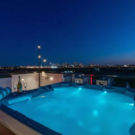 New We Roll Rooftop - Hot Tub With Views - 13 Beds