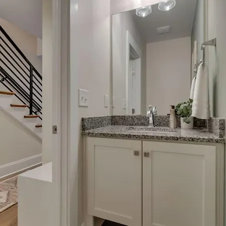 Unforgettable Townhome-close To Broadway-10 Beds! *