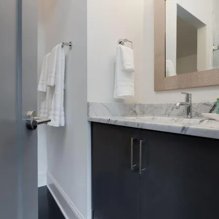 Beautiful 3 Bedroom! Near Broadway-12th S-gulch Holiday home Nashville