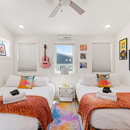 Beautiful Balcony Sleeps 12 4 Miles From Broadway Nashville