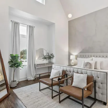 East Nash 3Br/3.5Ba | Rooftop Fire Pit + Views Holiday home