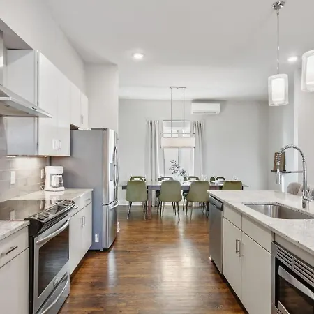 East Nash 3Br/3.5Ba | Rooftop Fire Pit + Views Holiday home