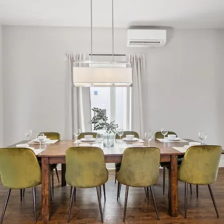 Holiday home East Nash 3Br/3.5Ba | Rooftop Fire Pit + Views *