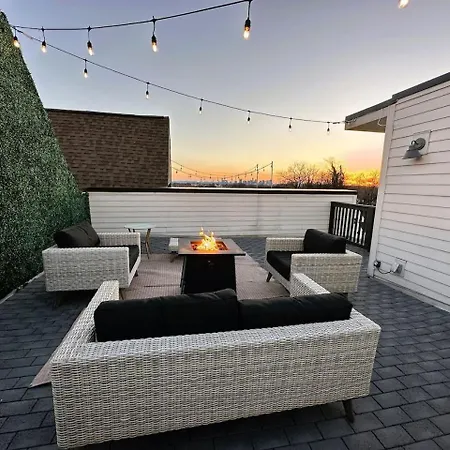 Holiday home East Nash 3Br/3.5Ba | Rooftop Fire Pit + Views