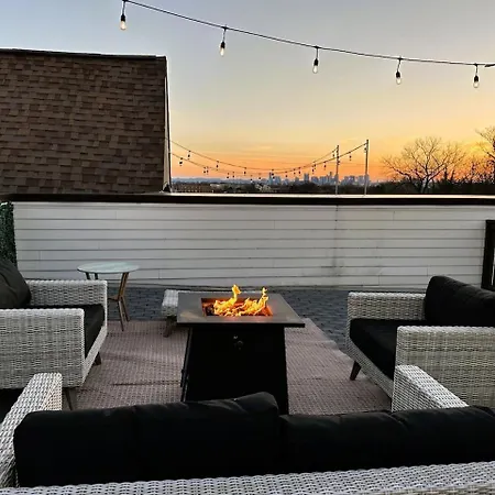 East Nash 3Br/3.5Ba | Rooftop Fire Pit + Views