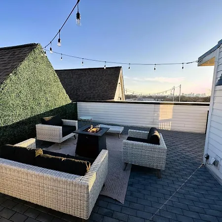 Holiday home East Nash 3Br/3.5Ba | Rooftop Fire Pit + Views