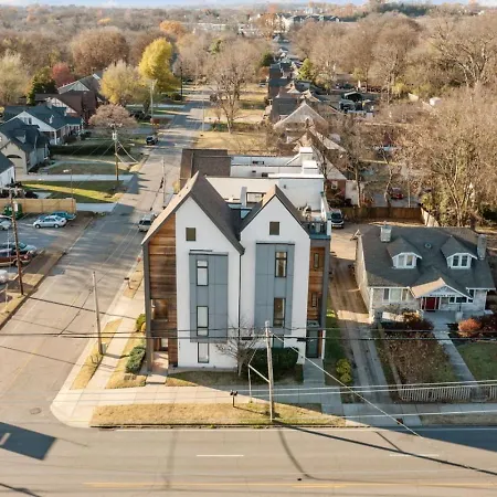 East Nash 3Br/3.5Ba | Rooftop Fire Pit + Views *
