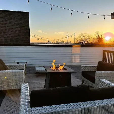 East Nash 3Br/3.5Ba | Rooftop Fire Pit + Views Holiday home