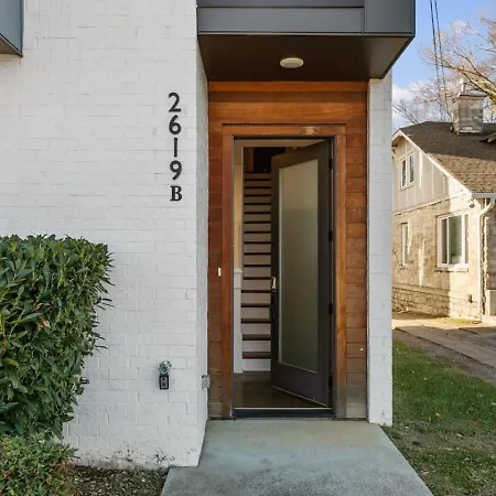 East Nash 3Br/3.5Ba | Rooftop Fire Pit + Views