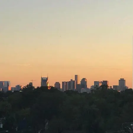 East Nash 3Br/3.5Ba | Rooftop Fire Pit + Views *