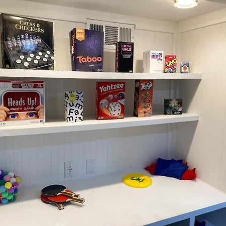 The Playhouse: 4br With Spa, Basketball & Games Holiday home Nashville