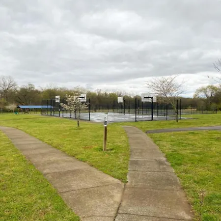 The Playhouse: 4br With Spa, Basketball & Games Holiday home Nashville