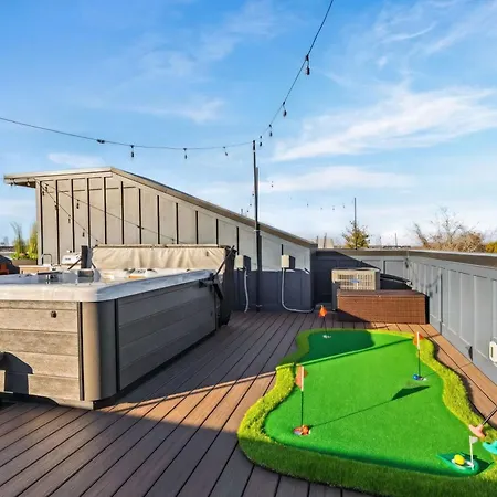 Hot Tub Poker Pool Table & Rooftop Mls View Holiday home *