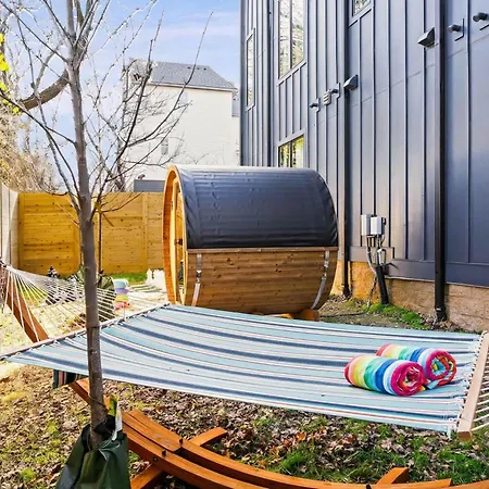 Hot Tub Poker Pool Table & Rooftop Mls View Holiday home *