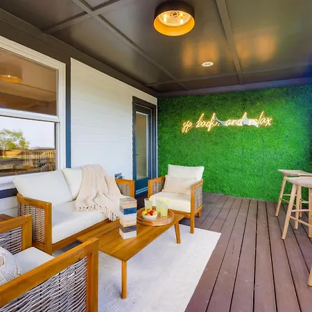 Luxe Pool Hot Tub & Game Downtown Holiday home *