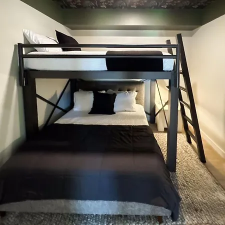 Layla's Downtown Nash Retreat | Walk To Broadway - Pool, Gym, Private Balcony, And More! Holiday home Nashville