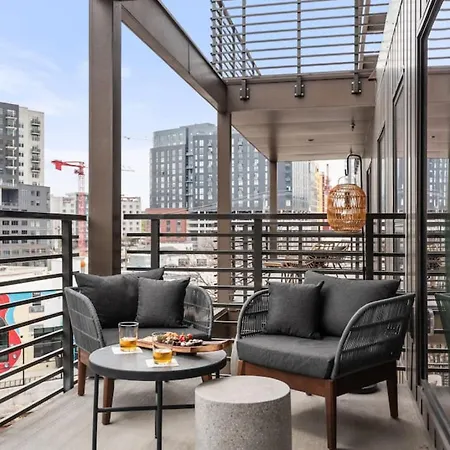 Holiday home Layla's Downtown Nash Retreat | Walk To Broadway - Pool, Gym, Private Balcony, And More! *