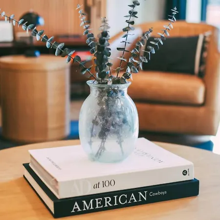 Layla's Downtown Nash Retreat | Walk To Broadway - Pool, Gym, Private Balcony, And More! Holiday home