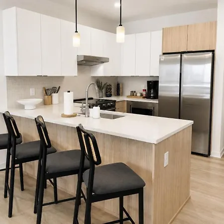 Layla's Downtown Nash Retreat | Walk To Broadway - Pool, Gym, Private Balcony, And More! Holiday home Nashville