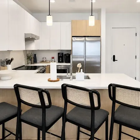 Layla's Downtown Nash Retreat | Walk To Broadway - Pool, Gym, Private Balcony, And More! *