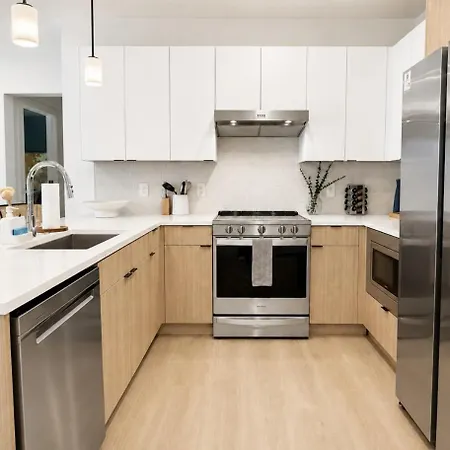 Holiday home Layla's Downtown Nash Retreat | Walk To Broadway - Pool, Gym, Private Balcony, And More!