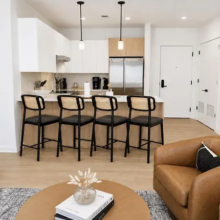 Layla's Downtown Nash Retreat | Walk To Broadway - Pool, Gym, Private Balcony, And More! Holiday home Nashville