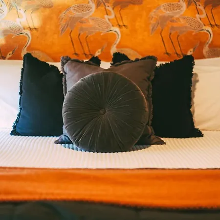 Layla's Downtown Nash Retreat | Walk To Broadway - Pool, Gym, Private Balcony, And More! Holiday home