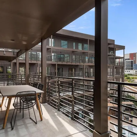 Layla's Downtown Nash Retreat | Walk To Broadway - Pool, Gym, Private Balcony, And More! Holiday home
