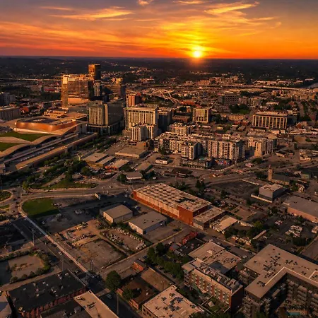 Holiday home Layla's Downtown Nash Retreat | Walk To Broadway - Pool, Gym, Private Balcony, And More! *