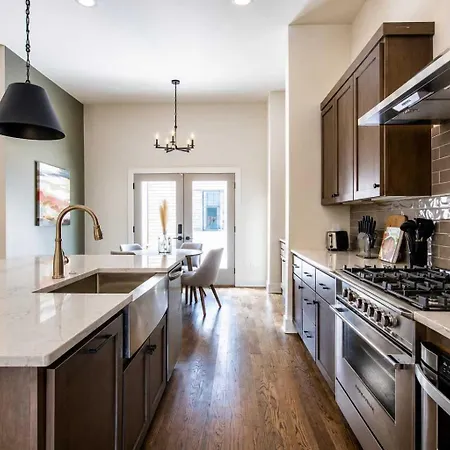 Stylish West End With Rooftop & Patio Holiday home Nashville
