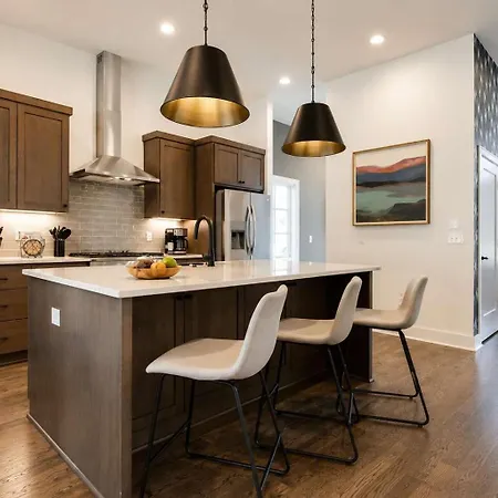 2 West End Homes Minutes To Broadway Holiday home *