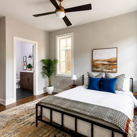 Holiday home Stylish West End With Rooftop & Patio