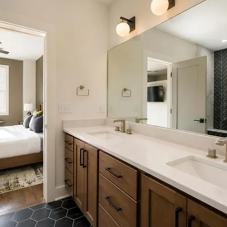 Holiday home 2 West End Homes With Stunning Rooftop Views Nashville
