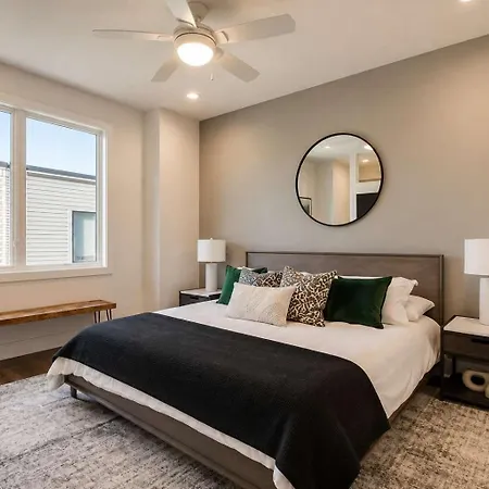 2 West End Homes Minutes To Broadway Holiday home