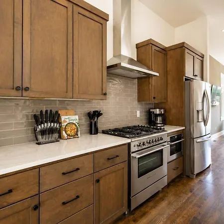 Holiday home Stylish West End With Rooftop & Patio *