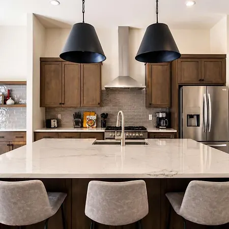 Stylish West End With Rooftop & Patio Holiday home