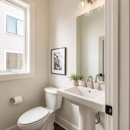 Stylish West End With Rooftop & Patio * Nashville