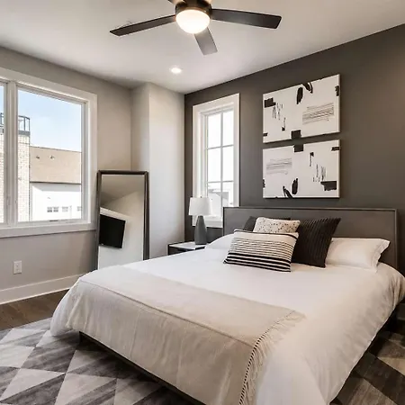 2 West End Homes Minutes To Broadway Holiday home *