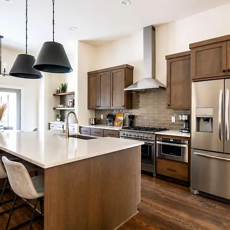 Holiday home 2 West End Homes With Stunning Rooftop Views *