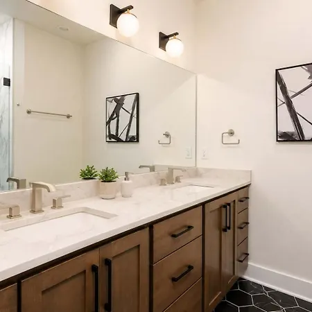 Stylish West End With Rooftop & Patio