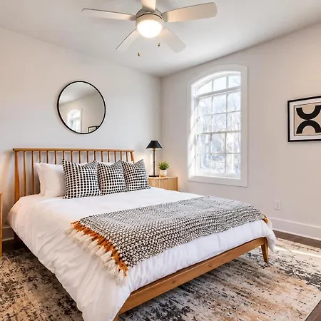 Holiday home 2 West End Homes Minutes To Broadway *