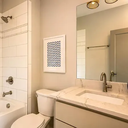 Stylish West End With Rooftop & Patio *