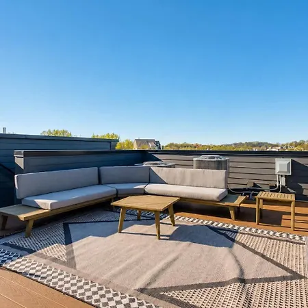 West End Getaway Balcony Near Broadway Holiday home *