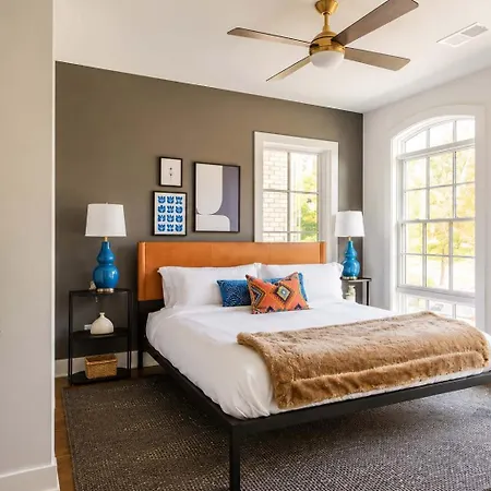 Holiday home Stylish West End With Rooftop & Patio *