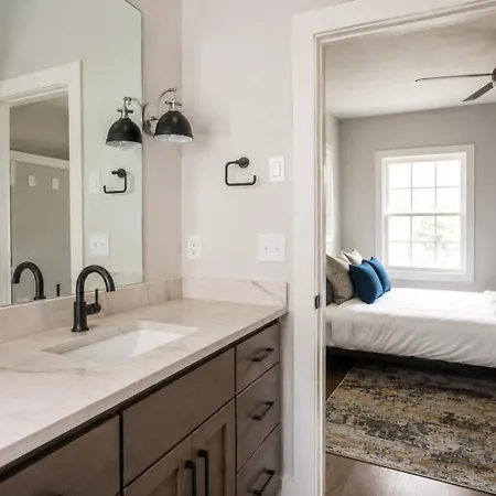 Stylish West End With Rooftop & Patio Holiday home Nashville