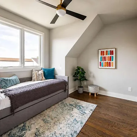 Stylish West End With Rooftop & Patio *