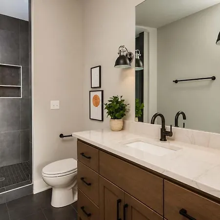 Stylish West End With Rooftop & Patio Holiday home Nashville