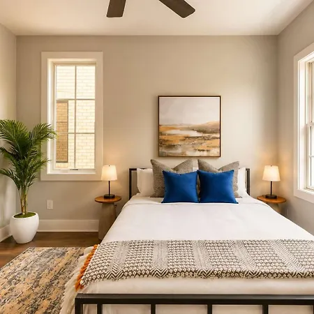 Stylish West End With Rooftop & Patio