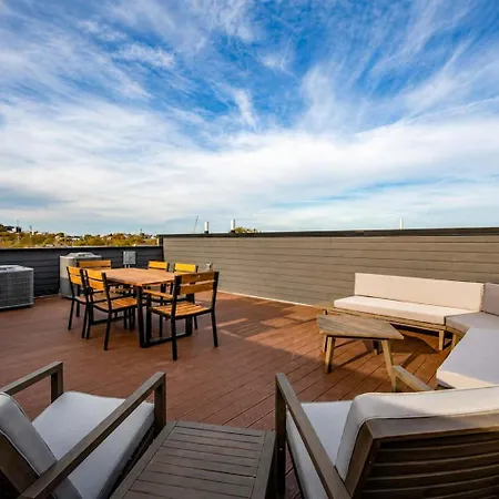 Stylish West End With Rooftop & Patio Holiday home